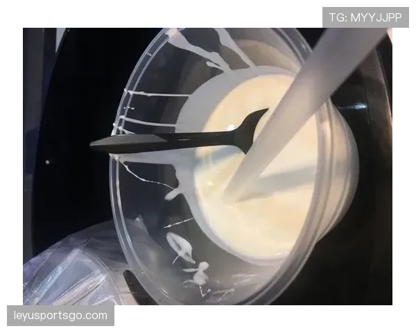 杨力维家冰箱里塞满蛋白粉,连饮料都是无糖的 杨力维家冰箱里塞满蛋白粉,连饮料都是无糖的